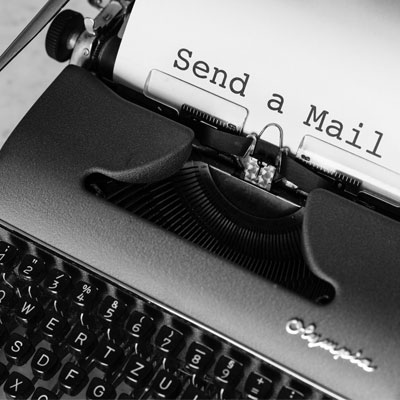Máquina de escribir clásica con papel impreso "Send a Mail" ilustrando campañas de email marketing y automatización Connectif